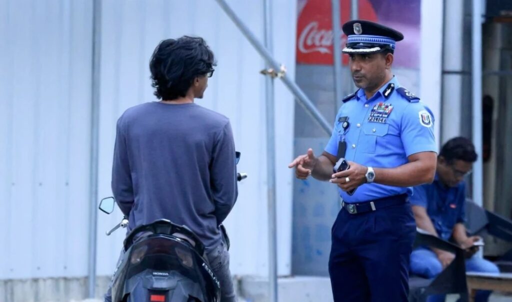 މަގުމަތީގެ ސަލާމަތާއި ރައްކާތެރިކަމަށް ހޭލުންތެރިކުރުވުމަށް ހުޅުމާލޭގައި ފުލުހުން “ރޯޑްޝޯ” އެއް ބާއްވައިފި