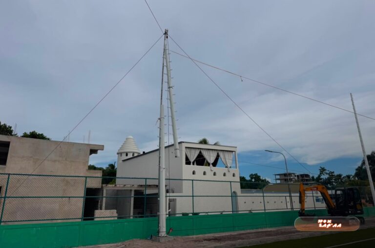 ތޮއްޑޫ ފުޓްބޯޅަ ދަނޑުގައި ލައިޓް ޕޯލް ހަރުކުރުމުގެ މަސައްކަތް ފަށައިފި