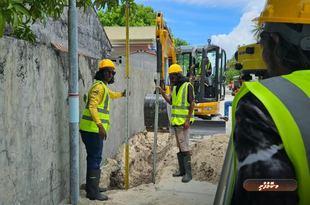 ކޮޅުފުށީގެ މަގުތައް ޒަމާނީ ފެންވަރަށް ތަރައްޤީ ކުރުމުގެ އަމަލީ މަސައްކަތް ފަށައިފި