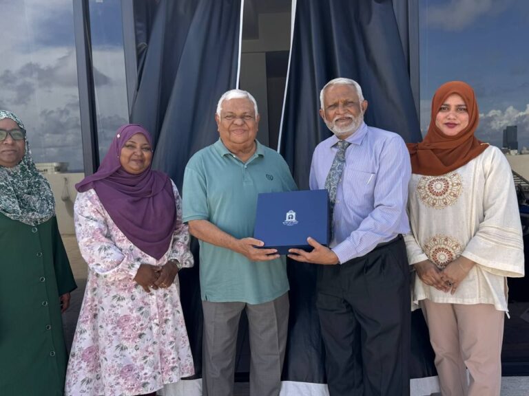 ފާރޫގުގެ ބައެއް ފޮތްތައް އެމްއެންޔޫއަށް ހަދިޔާކޮށްފި