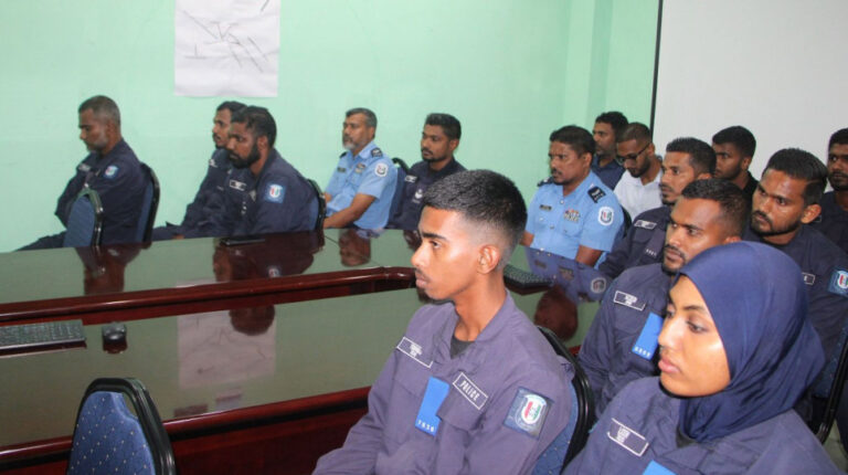 ދޯނި އަޑިއަށްދިޔަ ހާދިސާގައި ހަރަކާތްތެރިވި ފުލުހުންނާ ވަޒީރާއި ސީޕީ ބައްދަލުކުރައްވައިފި