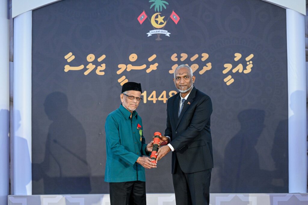 ނިޝާން ދިޔަމިގިލީ ޝަރަފުގެ ޢިއްޒަތް، ކަށިމާ ޝާކިރަށް އަރުވައިފި