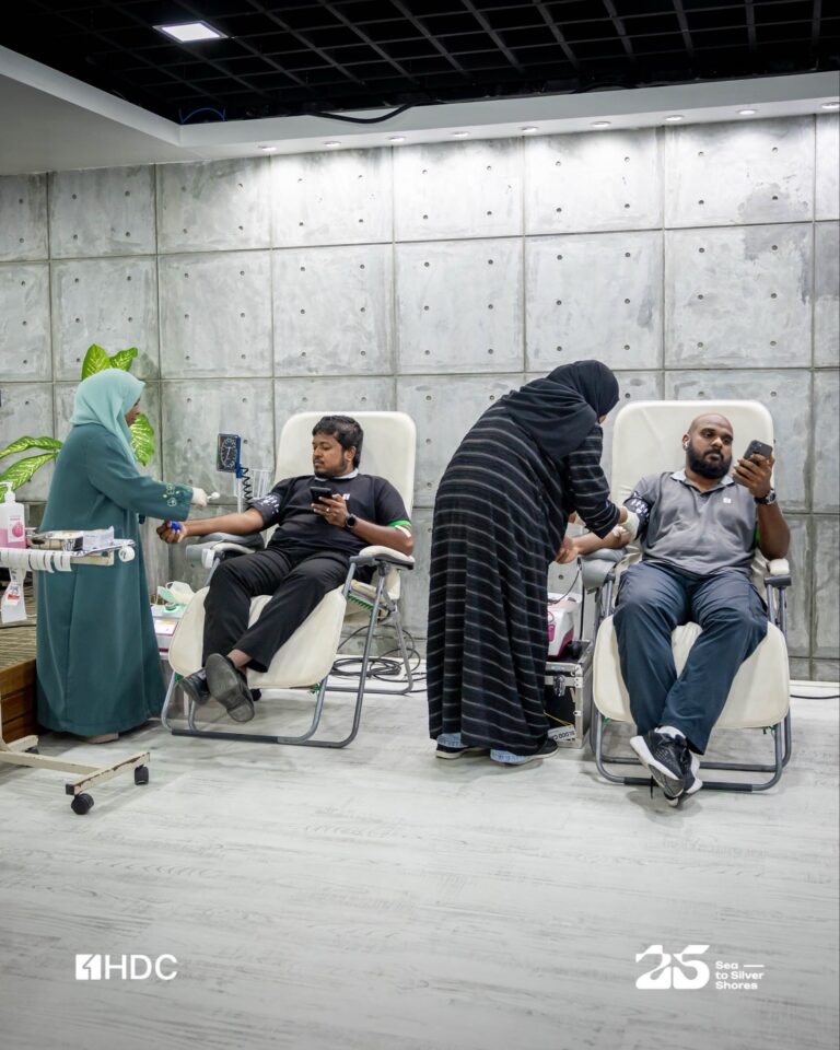 އެޗްޑީސީގެ މުވައްޒަފުން އިސްނަގައިގެން ބްލަޑް ބޭންކަށް ލޭ ހަދިޔާކުރުމުގެ ކޭމްޕެއް ފަށައިފި