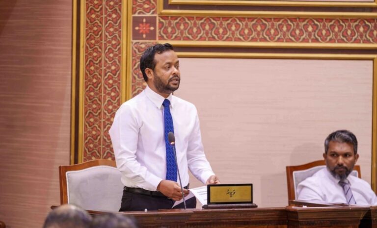 އައްޑޫ ލިންކް ރޯޑު ހަލާކުވެގެން ދިޔައިރު އިސްކަން ނުދިނީ ކީއްވެގެންތޯ ސުވާލުކުރައްވައި މިނިސްޓަރު މުއްޠަލިބް ފާޑުވިދާޅުވެއްޖެ