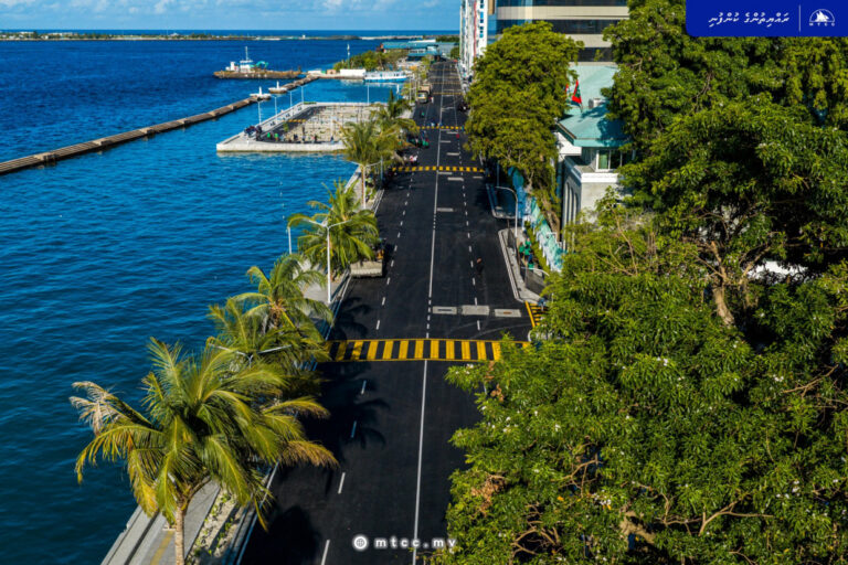 ފުލުހުންގެ މައި މަރުކަޒާއި ދޮށިމޭނާ ބިލްޑިންގާ ދެމެދު އޮންނަ އެއްގަމު ތޮށްޓަށް އާންމު އުޅަނދުތައް ކައިރިކުރުން މަނާކޮށްފި