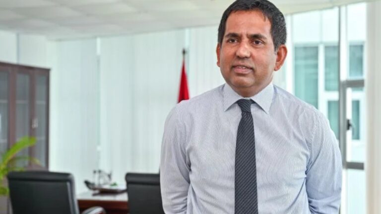 އިދިކޮޅު ފަރާތްތަކުން ޑޮލަރު ތާށިކަމަށް ބުނެ ވާހަކަދައްކަނީ މުޒާހަރާއަށް މީހުން ނެރުމަށް: އިކޮނޮމިކް މިނިސްޓަރު