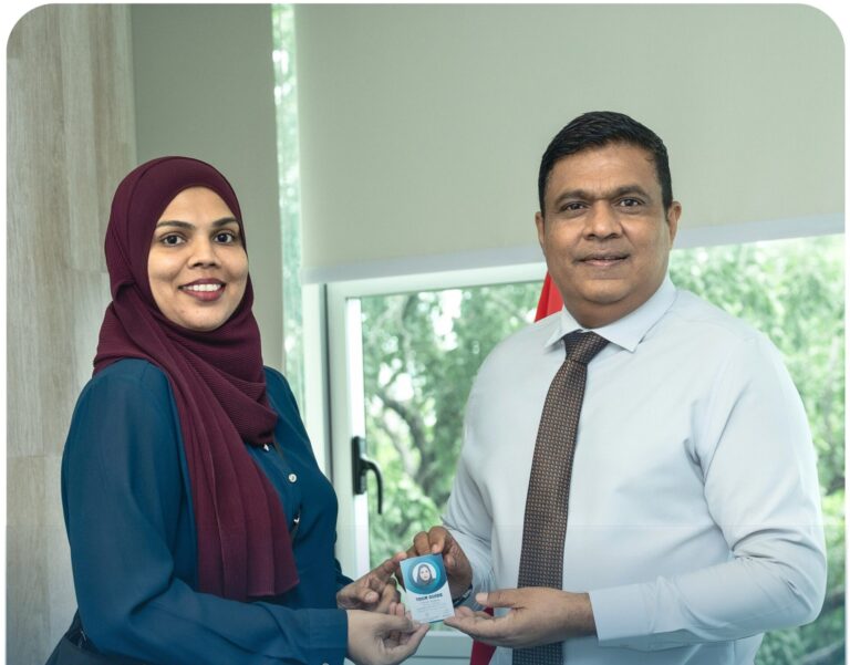 ރާއްޖޭގެ ފުރަތަމަ އަންހެން ޓުއަރ ގައިޑަކަށްވުމުގެ ޝަރަފް ޝީނާއަށް