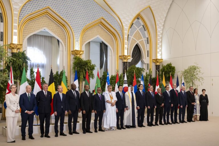 ޔޫއޭއީއަށް ދިވެހިރާއްޖެއިން ކަނޑައަޅުއްވާފައި ހުންނަވާ ސަފީރު ޠާރިޤު ޔޫއޭއީގެ ރައީސަށް ފަތްކޮޅު އަރުވައިފި