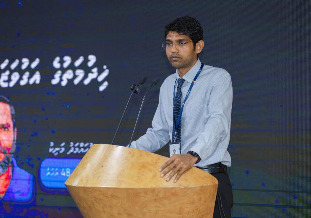 ދުވަސްވީ މުވައްޒަފުން ވަކިވެގެންދަނީ ރަނގަޅު ލެގަސީއެއް ދޫކޮށްފައި: ޑރ. އަޒްވަރު