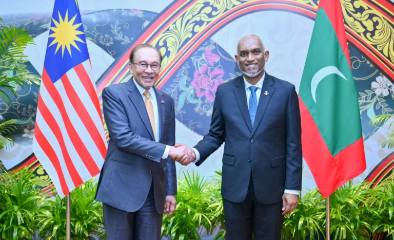 ދަތުރުފުޅު ނިންމަވާލެެއްވުމަށް ފަހު މެލޭޝިޔާގެ ބޮޑުވަޒީރު ފުރާވަޑައިގެންފި
