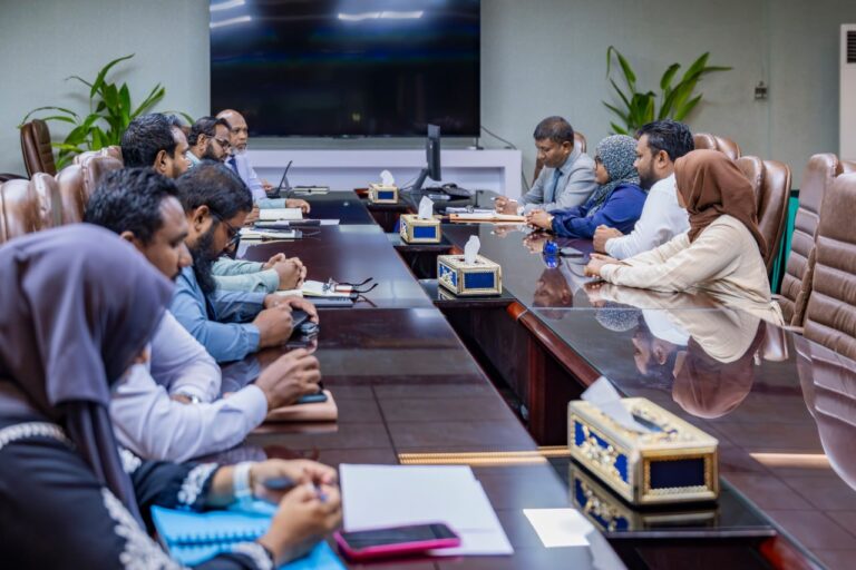 ގެމަނަފުށި ކައުންސިލުން އިސްލާމީކަންތައްތަކާއި އައުޤާފާ ބެހޭ ވުޒާރާގެ އިސްވެރިންނާއި ބައްދަލުކުރައްވައިފި