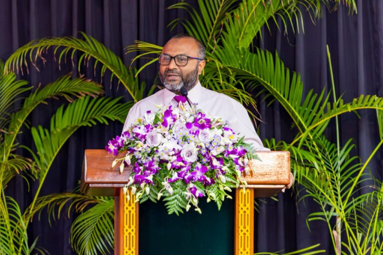 ވަޒީރުގެ ނަސޭހަތެއް ޚަތީބުންނަށް: އިމާމުވެ ނަމާދުކުރާއިރު އިސްކަންދޭންވާނީ މުޅި ޖަމާޢަތުގެ މަޞްލަހަތަށް!