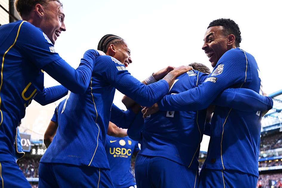 Chelsea celebrate Jordan Henderson s second goal against Bournemouth