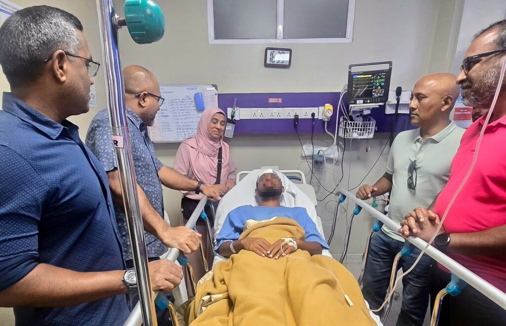 ފުލުސް އޮފިސަރުގެ ހާލު ބެއްލެވުމަށް ވަޒީރު އިހްސާން ހޮސްޕިޓަލަށް، ވިދާޅުވީ ސަރުކާރުގެ ފުރިހަމަ އެހީ ލިބޭނެ ކަމަށް!