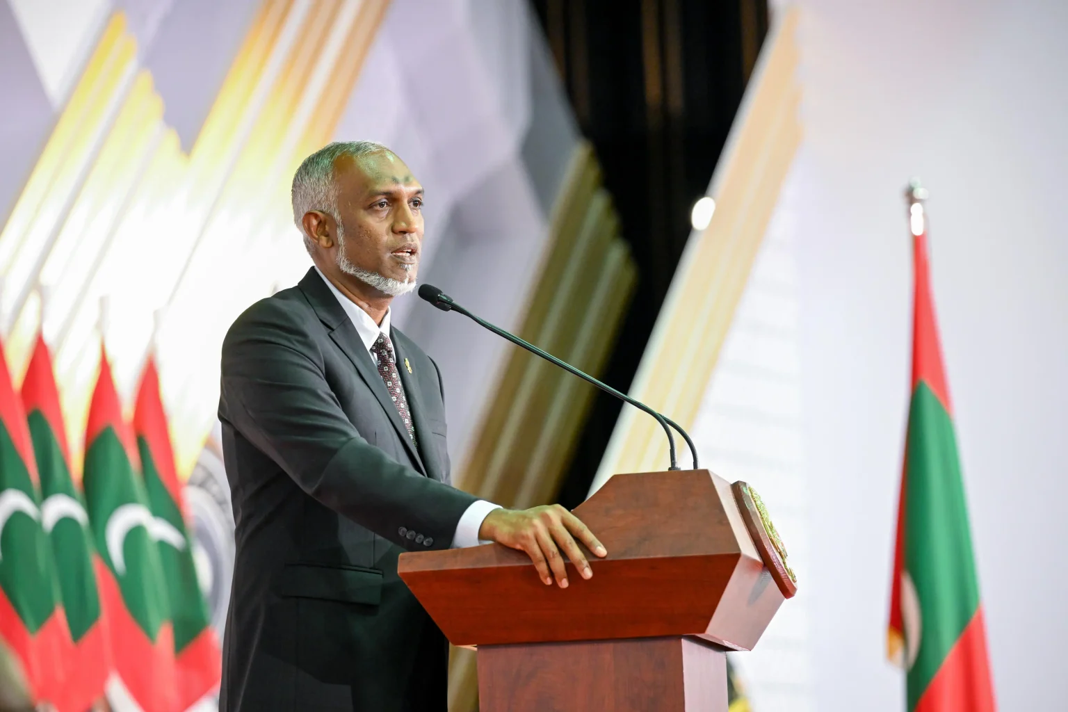 ޖުމްހޫރީ ދުވަހުގެ ޖަލްސާގައި ރައީސުލްޖުމްހޫރިއްޔާ ޑރ. މުހައްމަދު މުޢިއްޒު ދިވެހި ޤައުމާ މުޚާޠަބު ކުރައްވާ ވާހަކަފުޅު ދައްކަވަނީ: ފޮޓޯ- ރައީސް އޮފީސް